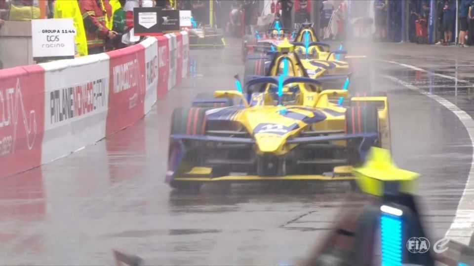 九游-包含历史性时刻：首次在湿滑赛道中夺冠的词条